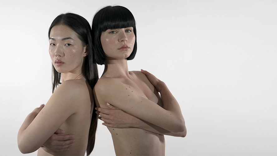 INNEA skincare – close-up mobile version with two diverse women back-to-back, celebrating healthy, radiant skin and the essence of natural beauty.