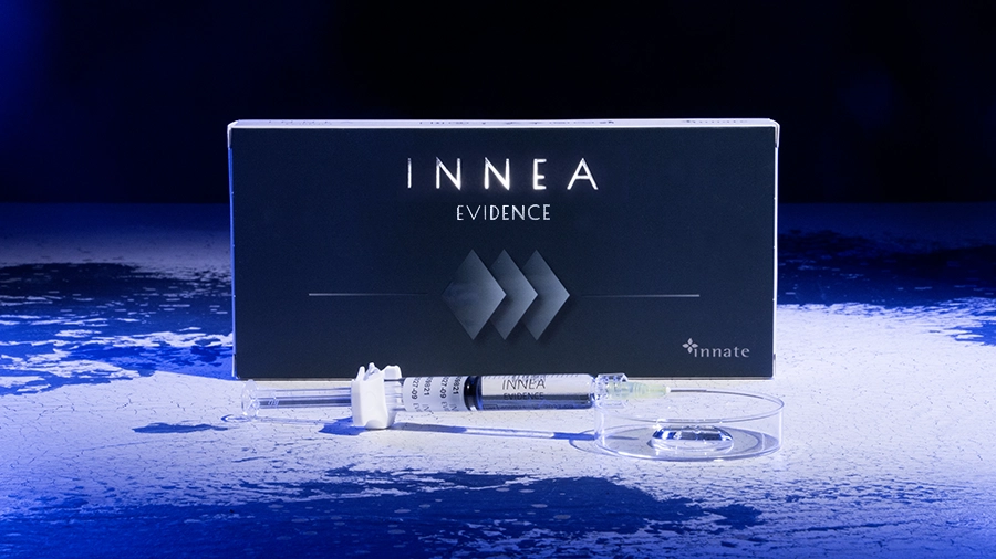 INNEA Evidence product packaging with syringe and petri dish under dramatic blue lighting. Emphasizes advanced performance and clinical precision for aesthetic treatments.